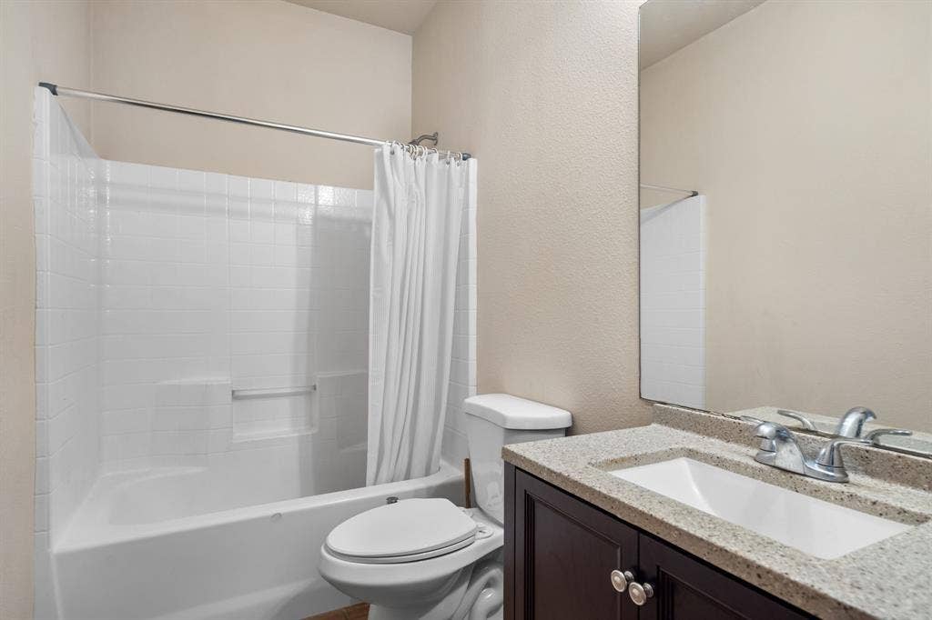 1620 Secretariat Lane, Irving, TX 75060 Secondary Bathroom upstairs