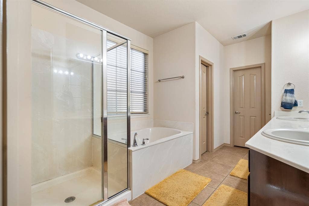 1620 Secretariat Lane, Irving, TX 75060 En-suite Primary Bathroom with both standing shower & garden tub, dual sinks, private toilet