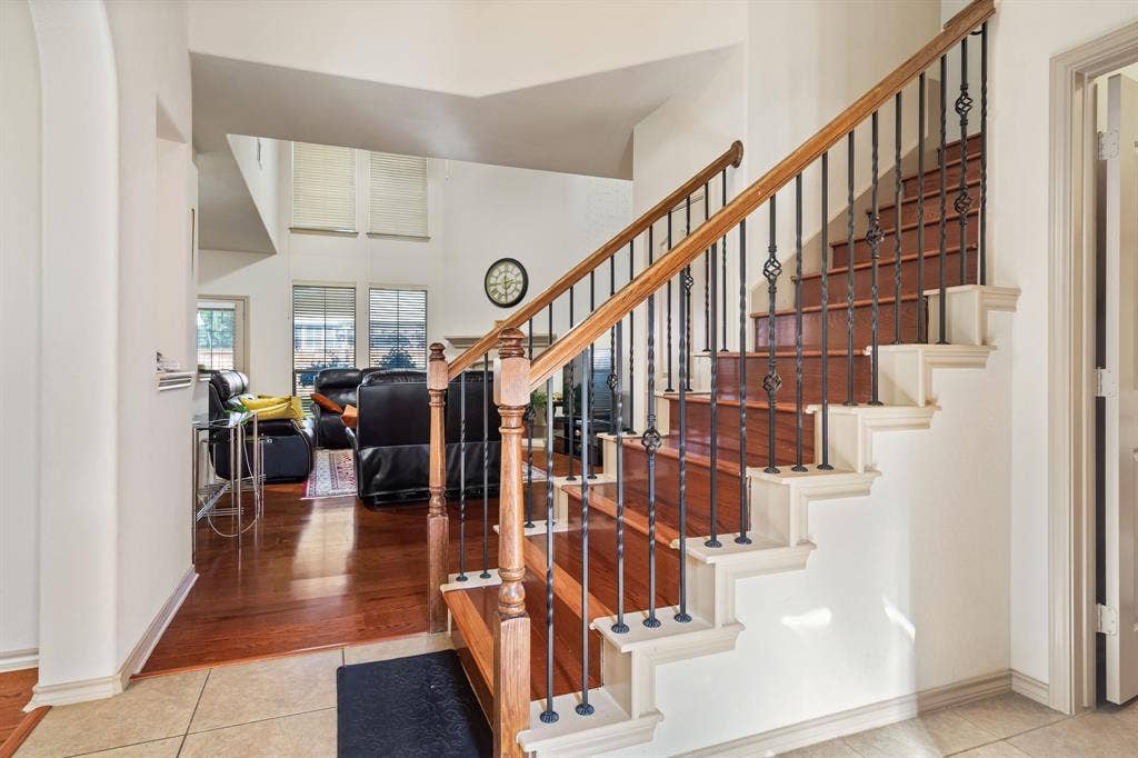 1620 Secretariat Lane, Irving, TX 75060 Let's go up the stairs now