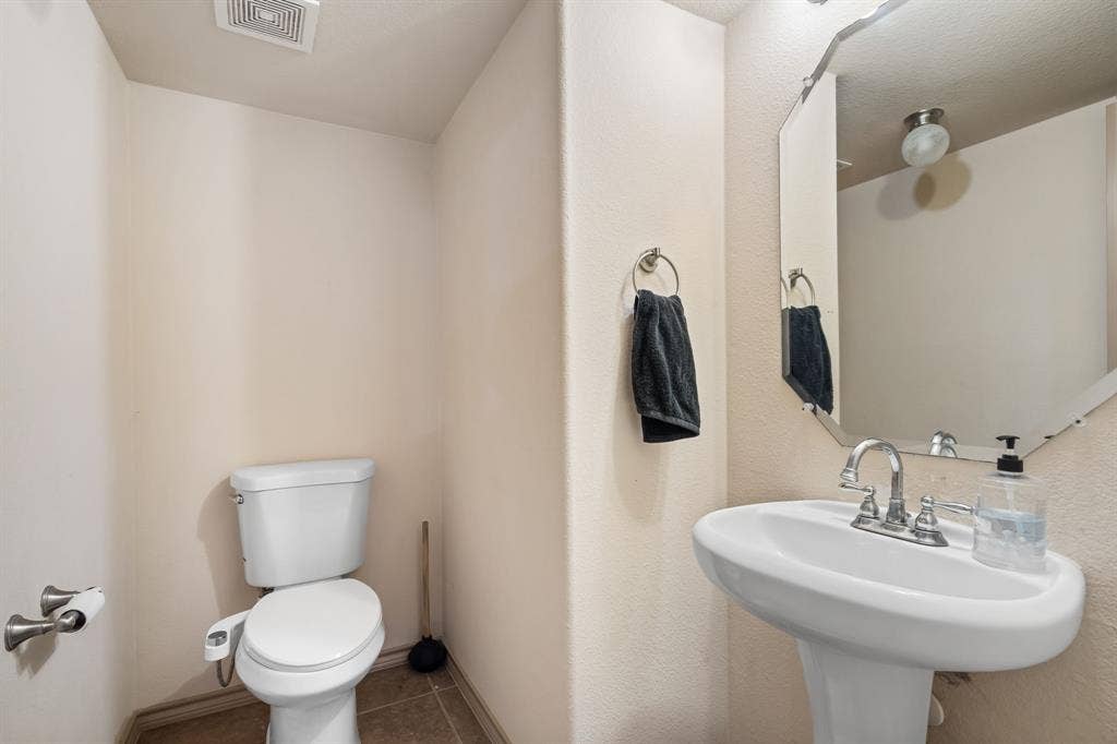 1620 Secretariat Lane, Irving, TX 75060 Half Bath downstairs next to the Living Room before entering the Primary Suite