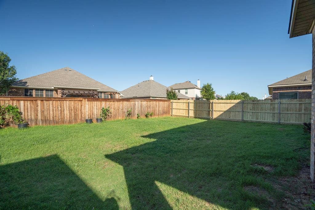 1620 Secretariat Lane, Irving, TX 75060 Spacious well-landscaped backyard
