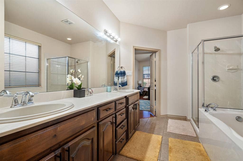 1620 Secretariat Lane, Irving, TX 75060 En-suite Primary Bathroom with both standing shower & garden tub, dual sinks, private toilet