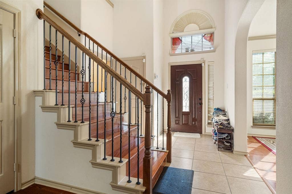 1620 Secretariat Lane, Irving, TX 75060 The entry with Dining Room to the Left and way to Laundry to the Right when you enter