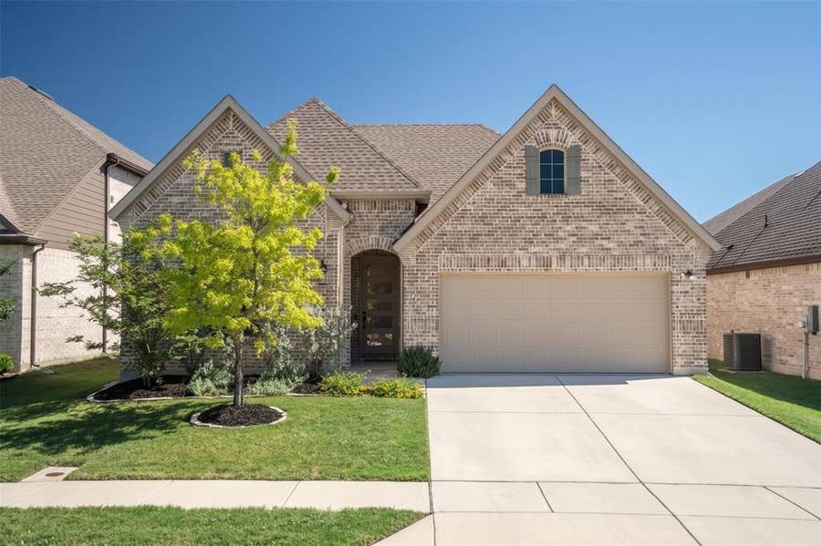 Property photo for 1373 Silverthorn Trail, Justin, TX