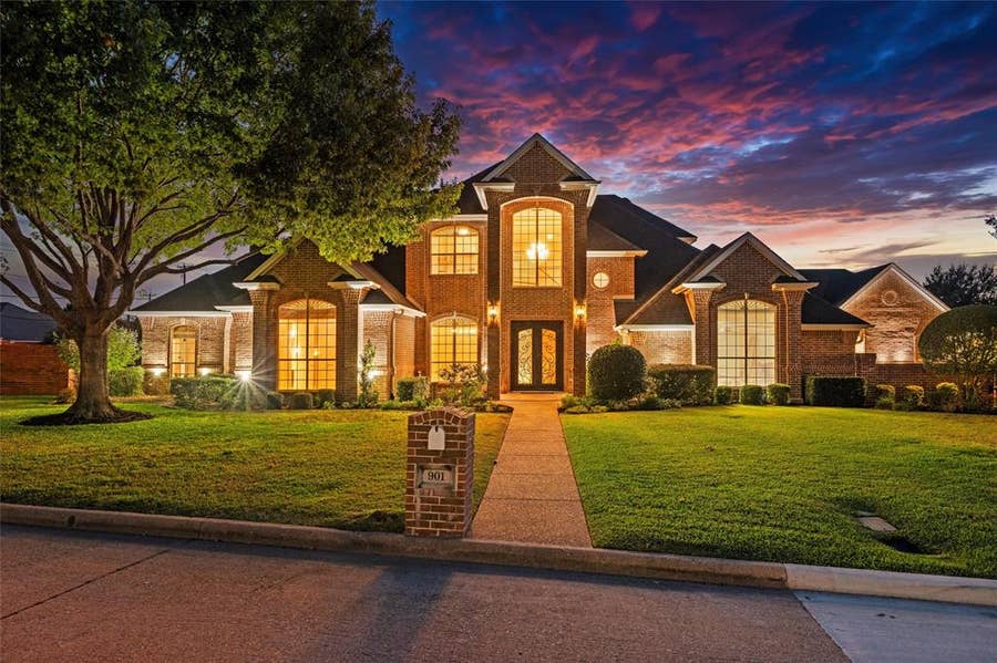 Property photo for 901 Walnut Falls Circle, Mansfield, TX