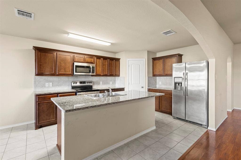 1547 Meadowlake Drive, Waxahachie, TX 75165