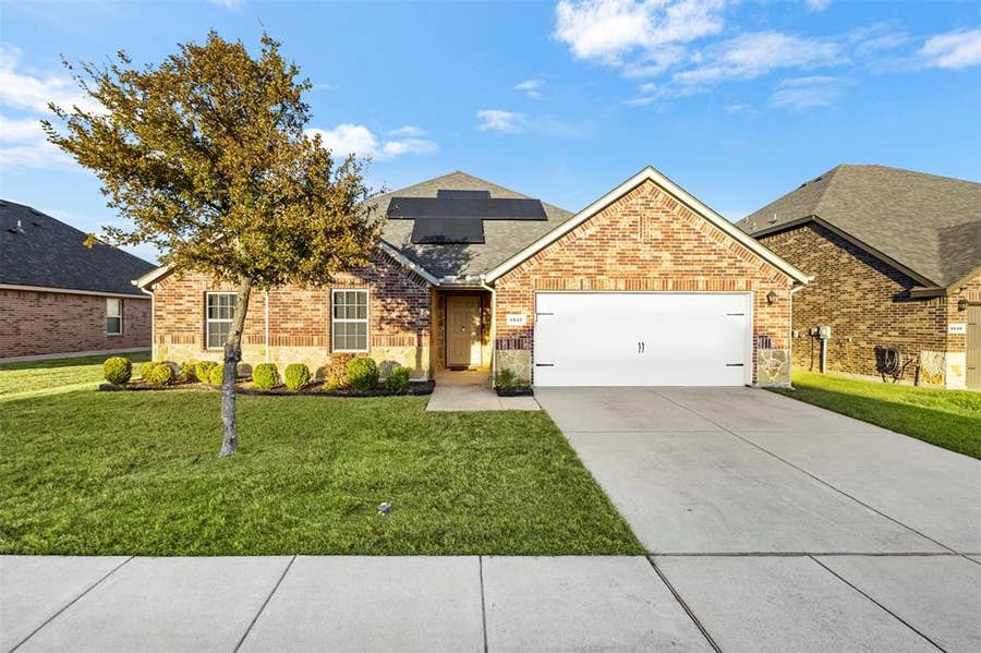 Property photo for 1547 Meadowlake Drive, Waxahachie, TX