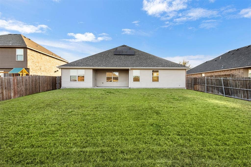 1547 Meadowlake Drive, Waxahachie, TX 75165