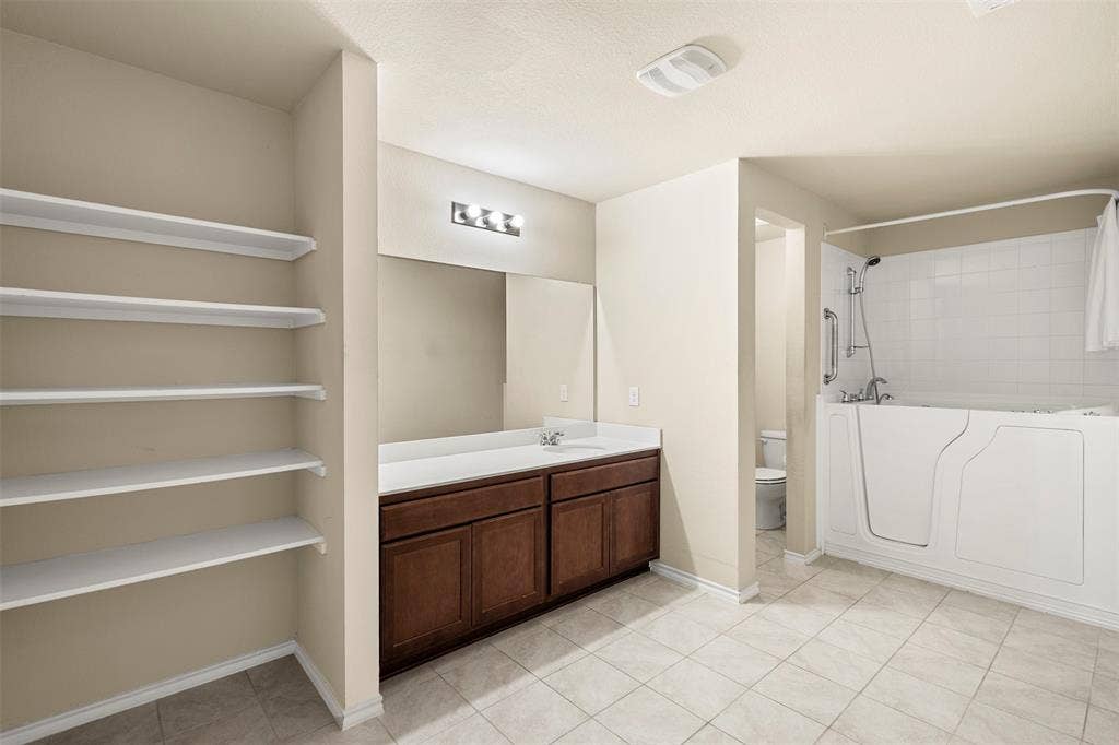 1547 Meadowlake Drive, Waxahachie, TX 75165