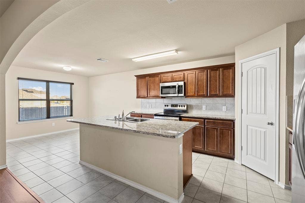 1547 Meadowlake Drive, Waxahachie, TX 75165