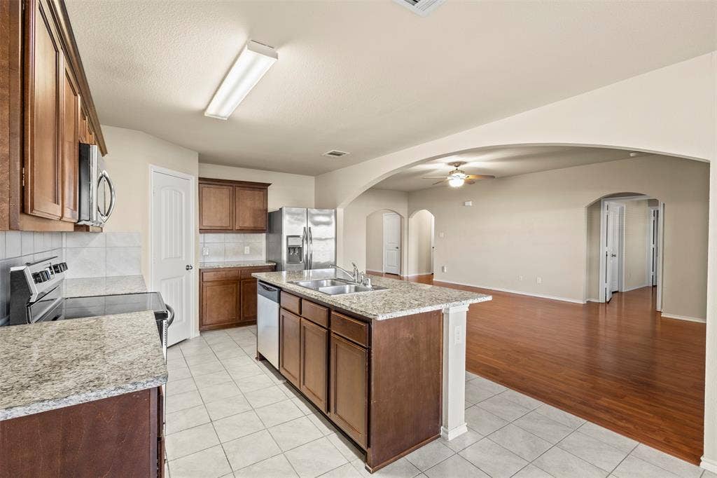 1547 Meadowlake Drive, Waxahachie, TX 75165