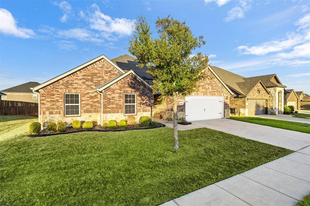 1547 Meadowlake Drive, Waxahachie, TX 75165