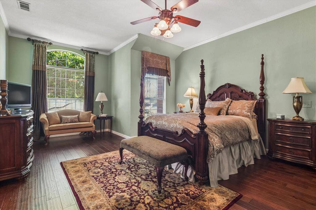 10521 Chablis Lane, Frisco, TX 75035 Wood-finish flooring throughout, vaulted ceiling, crown molding, arched transom window, and a ceiling fan with integrated lighting