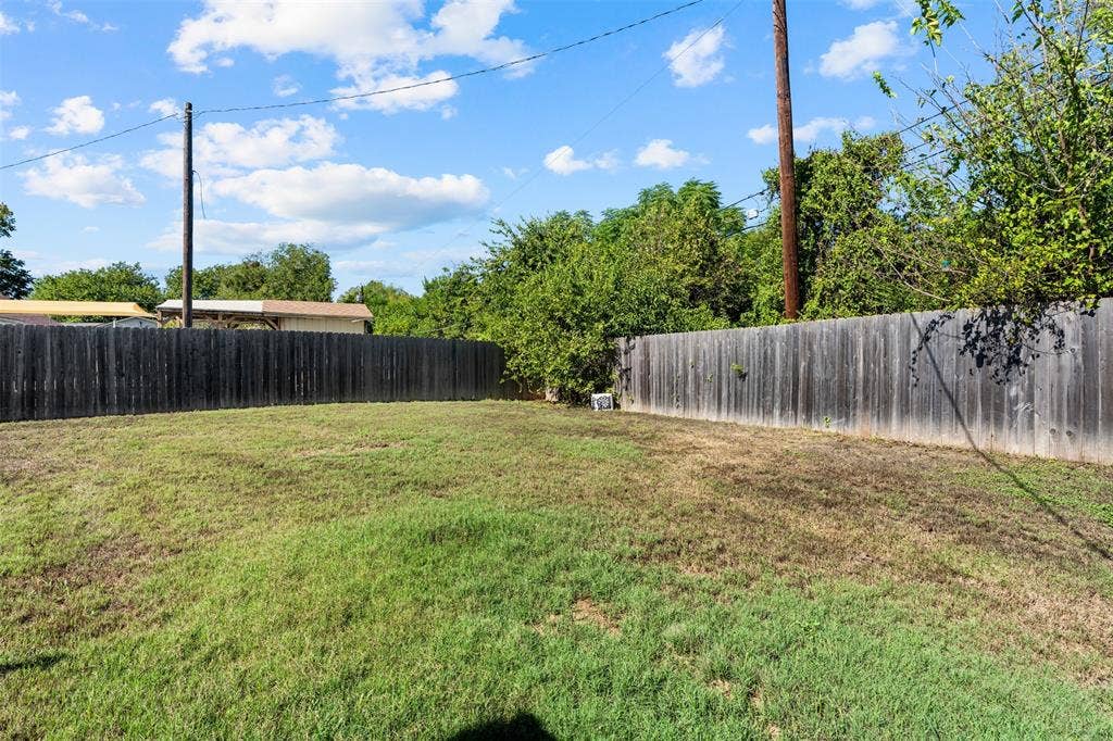 128 E Johnson Street, Hewitt, TX 76643 128 E Johnson Street, Hewitt, TX 76643