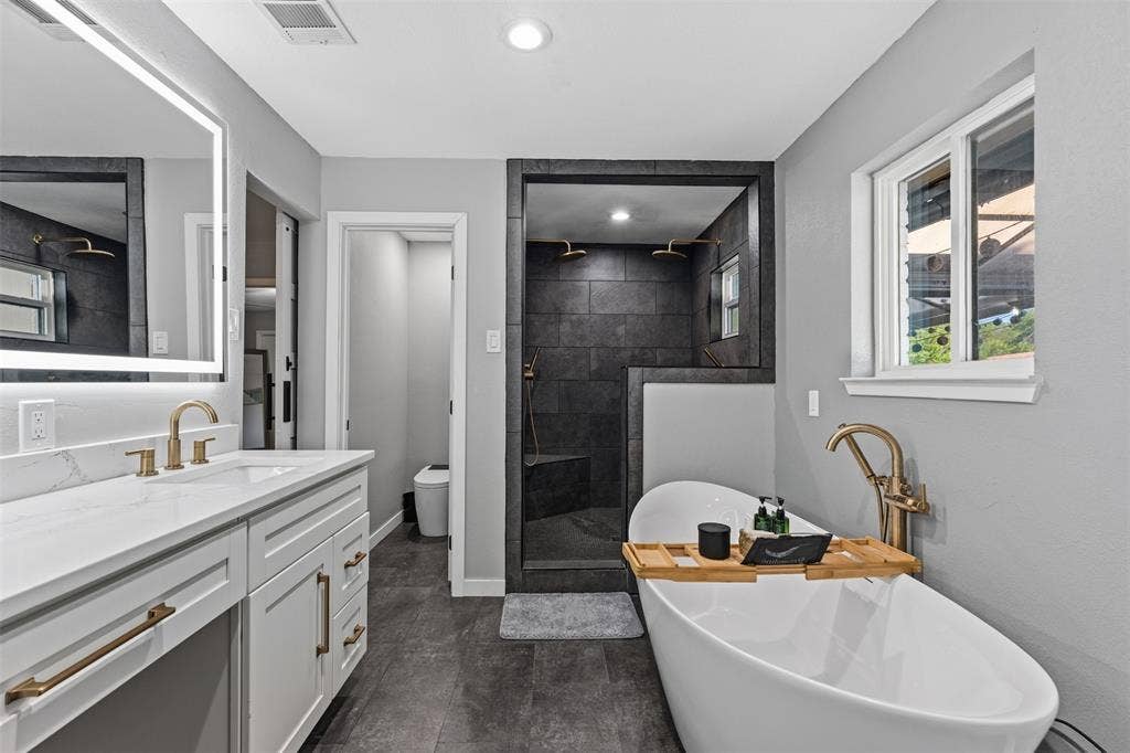 128 E Johnson Street, Hewitt, TX 76643 primary bathroom
