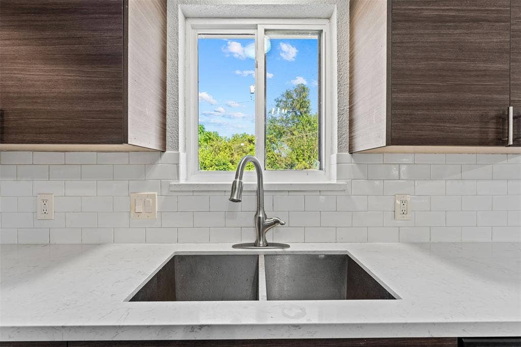 128 E Johnson Street, Hewitt, TX 76643 128 E Johnson Street, Hewitt, TX 76643