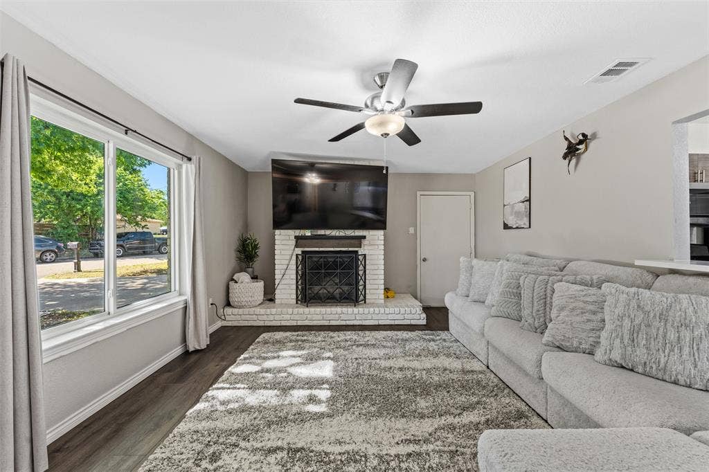 128 E Johnson Street, Hewitt, TX 76643 128 E Johnson Street, Hewitt, TX 76643