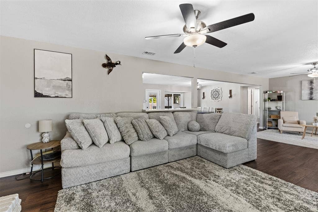 128 E Johnson Street, Hewitt, TX 76643 128 E Johnson Street, Hewitt, TX 76643