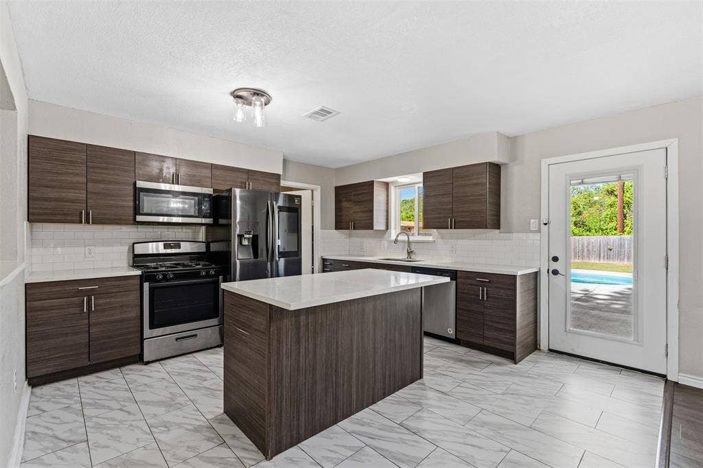 128 E Johnson Street, Hewitt, TX 76643 128 E Johnson Street, Hewitt, TX 76643