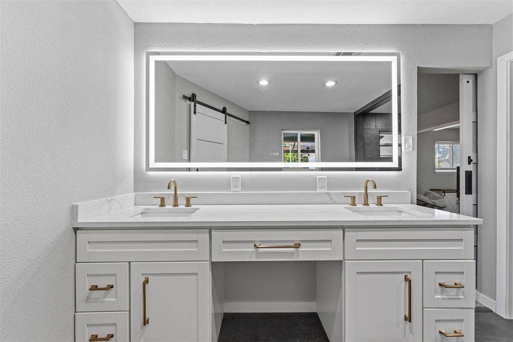 128 E Johnson Street, Hewitt, TX 76643 primary bathroom