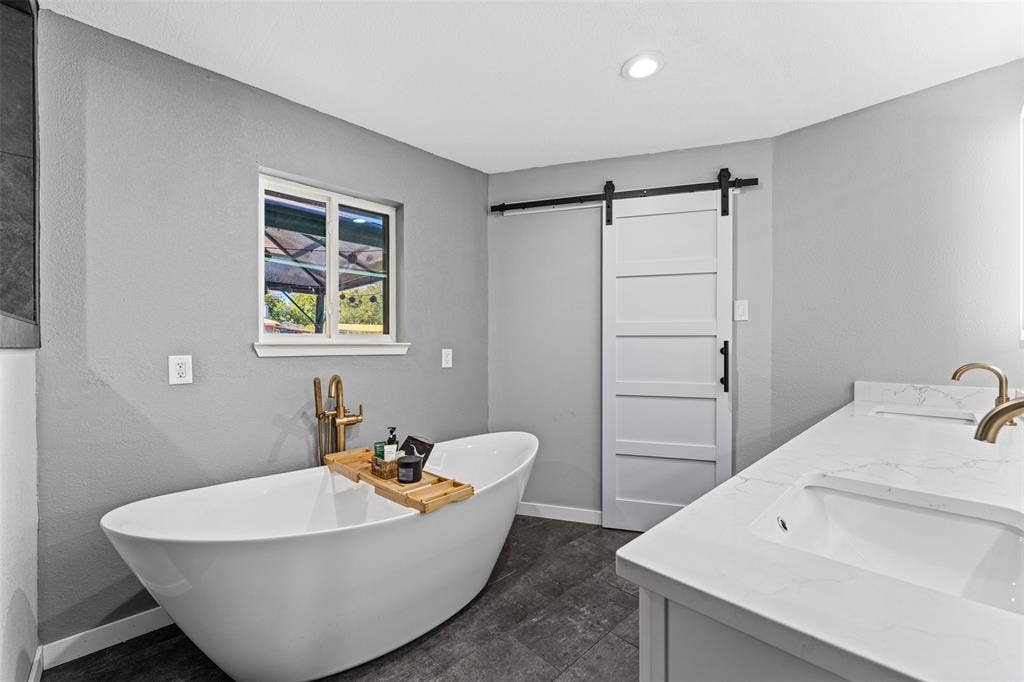 128 E Johnson Street, Hewitt, TX 76643 primary bathroom
