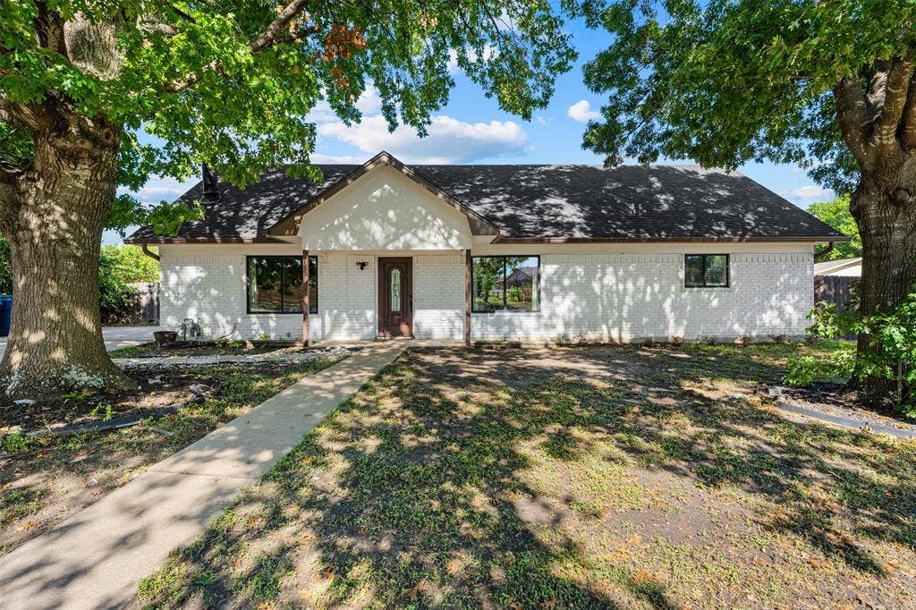 128 E Johnson Street, Hewitt, TX 76643 128 E Johnson Street, Hewitt, TX 76643