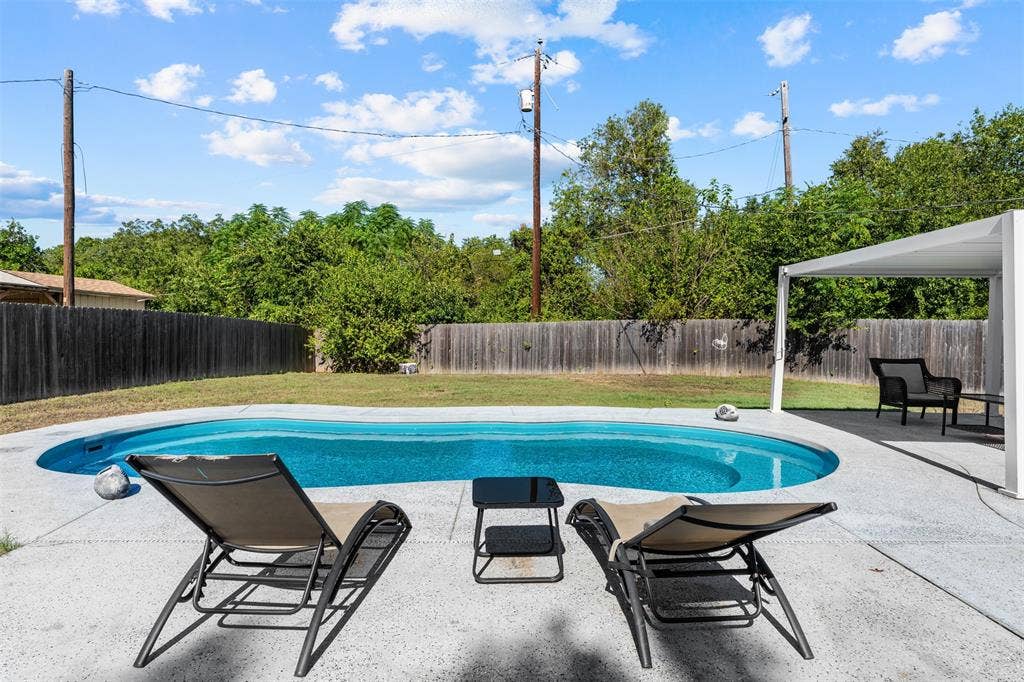 128 E Johnson Street, Hewitt, TX 76643 128 E Johnson Street, Hewitt, TX 76643