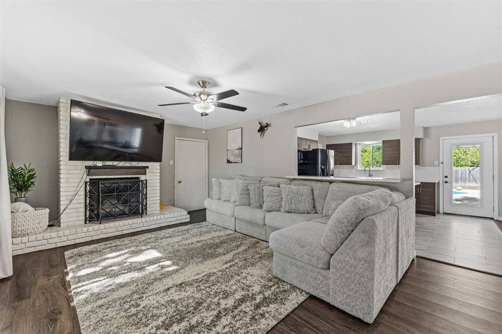 128 E Johnson Street, Hewitt, TX 76643 128 E Johnson Street, Hewitt, TX 76643