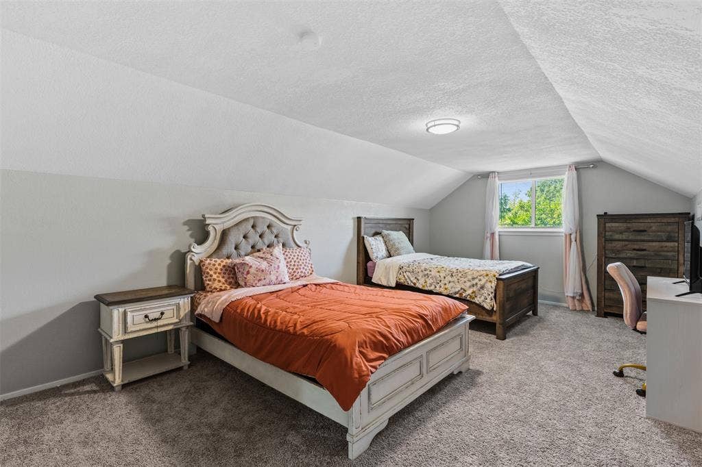 128 E Johnson Street, Hewitt, TX 76643 upstairs bedroom