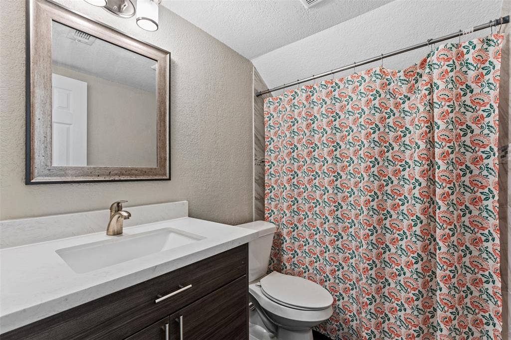 128 E Johnson Street, Hewitt, TX 76643 upstairs bathroom