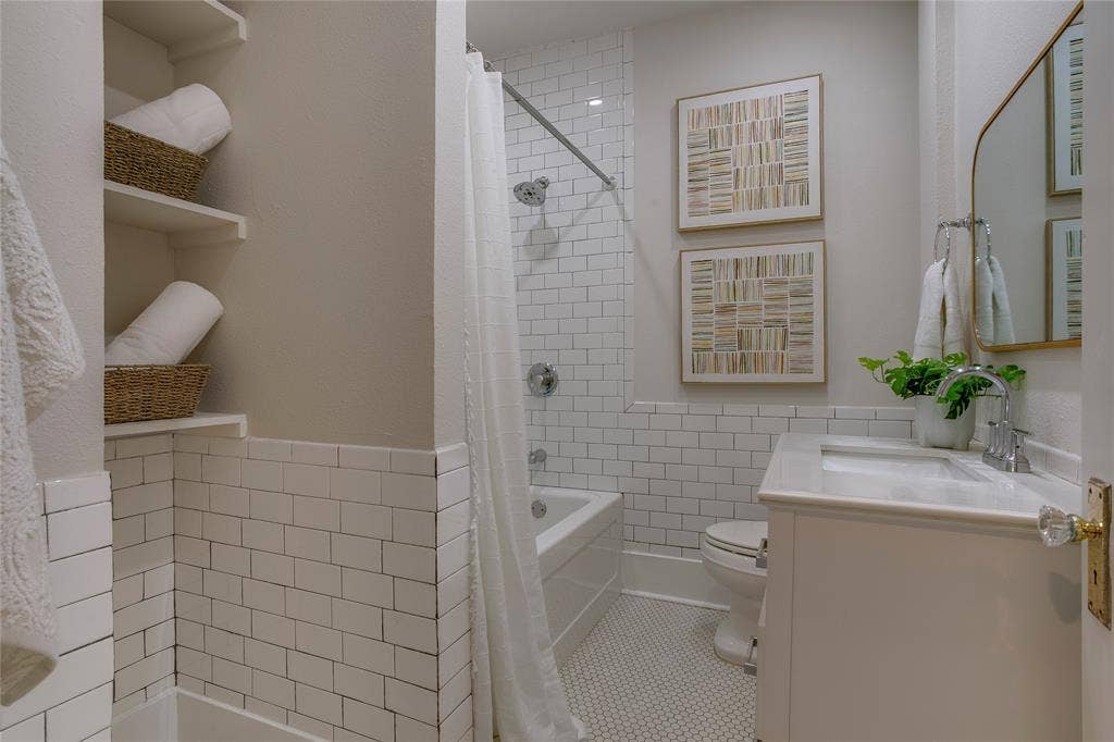 Upstairs hall bath with tub shower