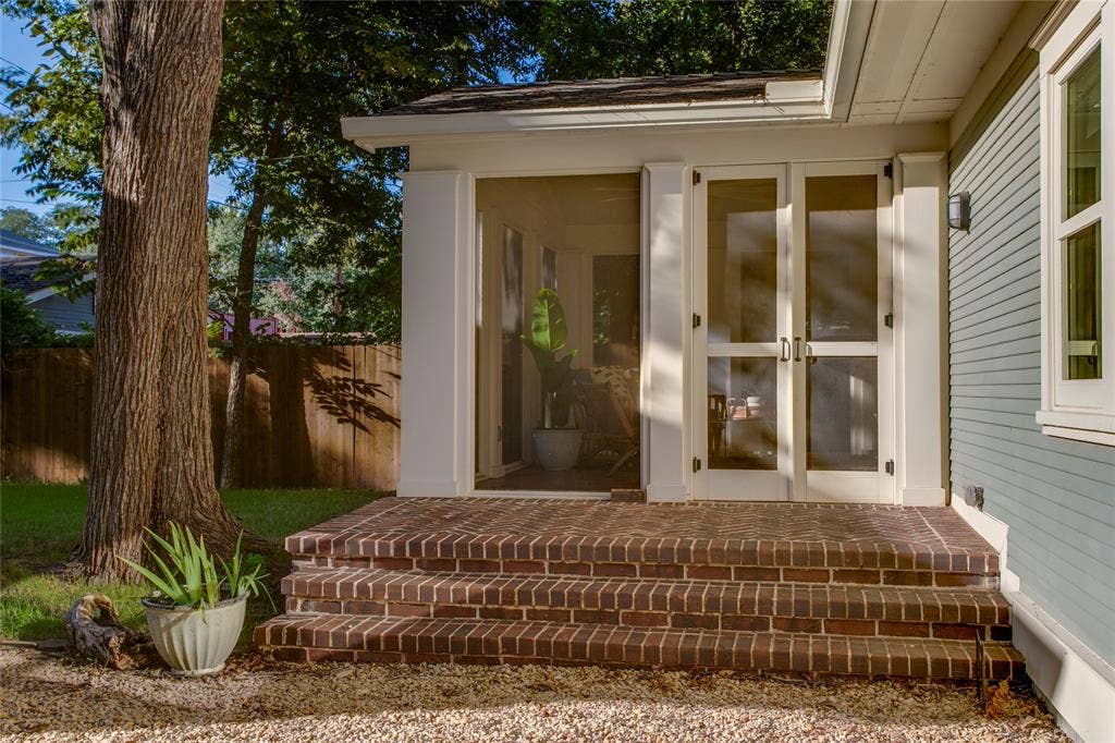 111 S Rosemont Avenue, Dallas, TX 75208