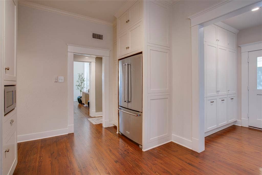 Note the wall of storage to the right of the refrigerator across from the breakfast nook