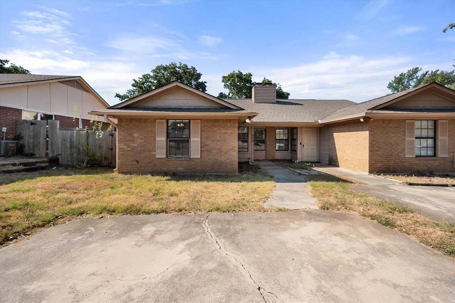 Property photo for 708 Woodland Court, Kennedale, TX