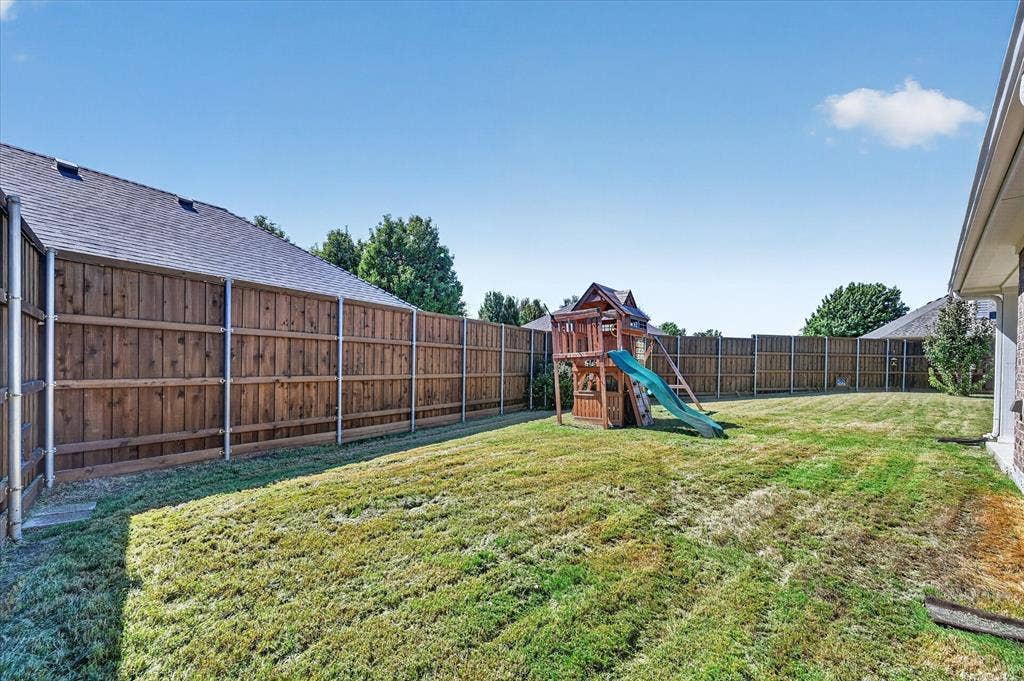 209 Northridge Drive, Wylie, TX 75098 Spacious rear lawn with wood fencing and mature perimeter trees