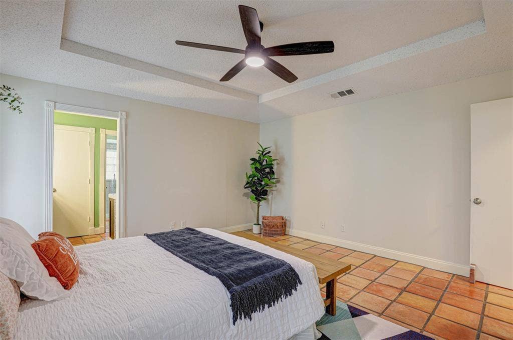 1910 Middle Glen Drive, Carrollton, TX 75007 1910 Middle Glen Drive, Carrollton, TX 75007