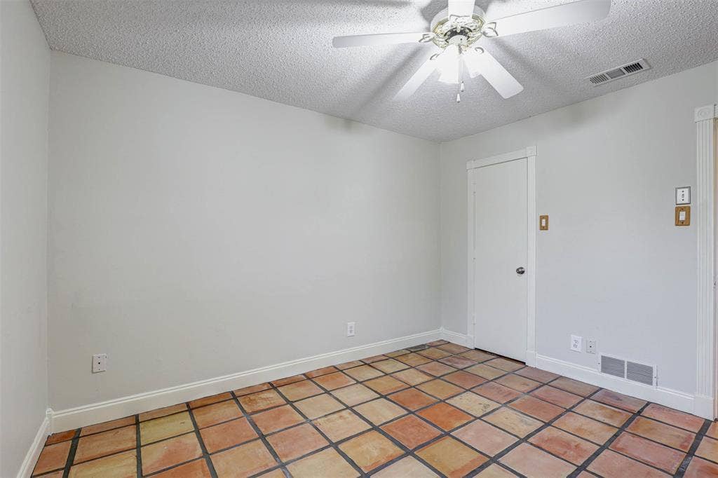 1910 Middle Glen Drive, Carrollton, TX 75007 1910 Middle Glen Drive, Carrollton, TX 75007