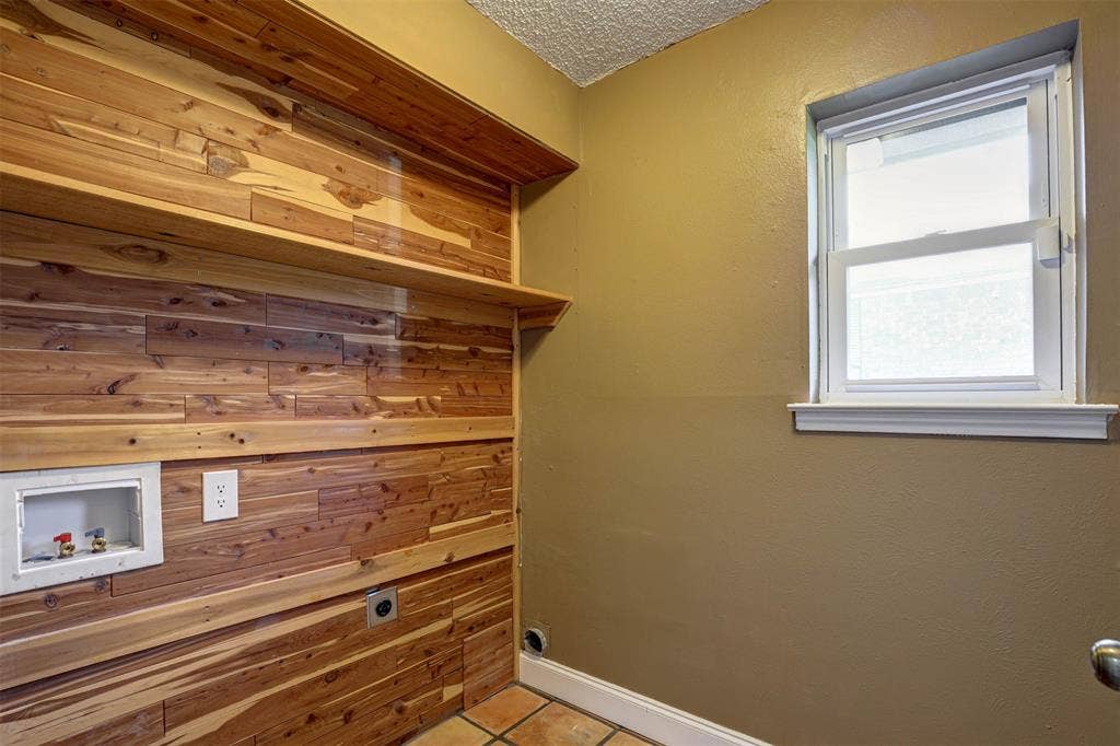 1910 Middle Glen Drive, Carrollton, TX 75007 1910 Middle Glen Drive, Carrollton, TX 75007