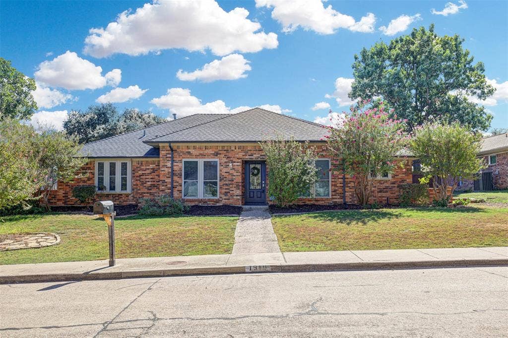 1910 Middle Glen Drive, Carrollton, TX 75007 1910 Middle Glen Drive, Carrollton, TX 75007