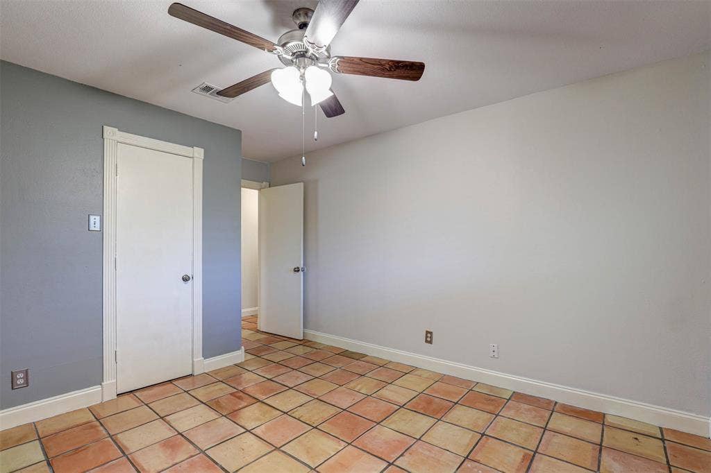 1910 Middle Glen Drive, Carrollton, TX 75007 1910 Middle Glen Drive, Carrollton, TX 75007