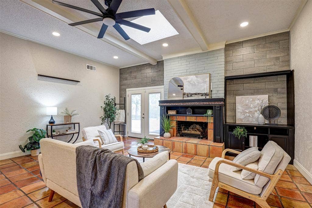 1910 Middle Glen Drive, Carrollton, TX 75007 1910 Middle Glen Drive, Carrollton, TX 75007