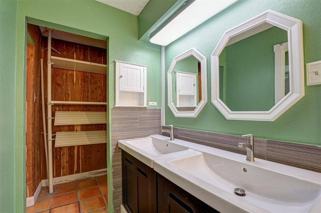 1910 Middle Glen Drive, Carrollton, TX 75007 1910 Middle Glen Drive, Carrollton, TX 75007