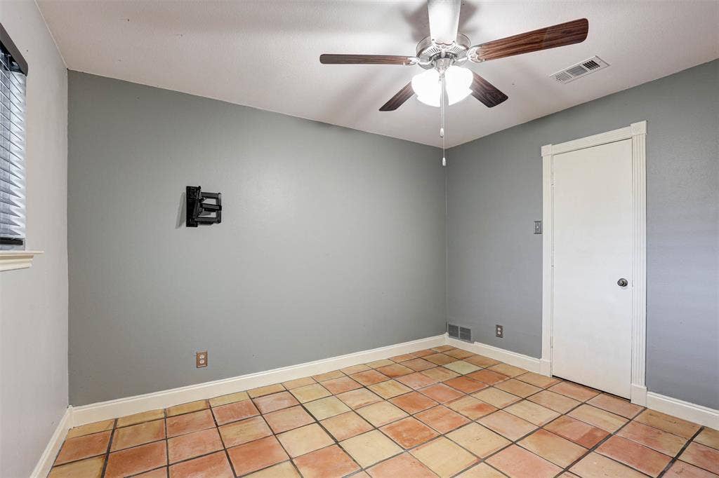 1910 Middle Glen Drive, Carrollton, TX 75007 1910 Middle Glen Drive, Carrollton, TX 75007
