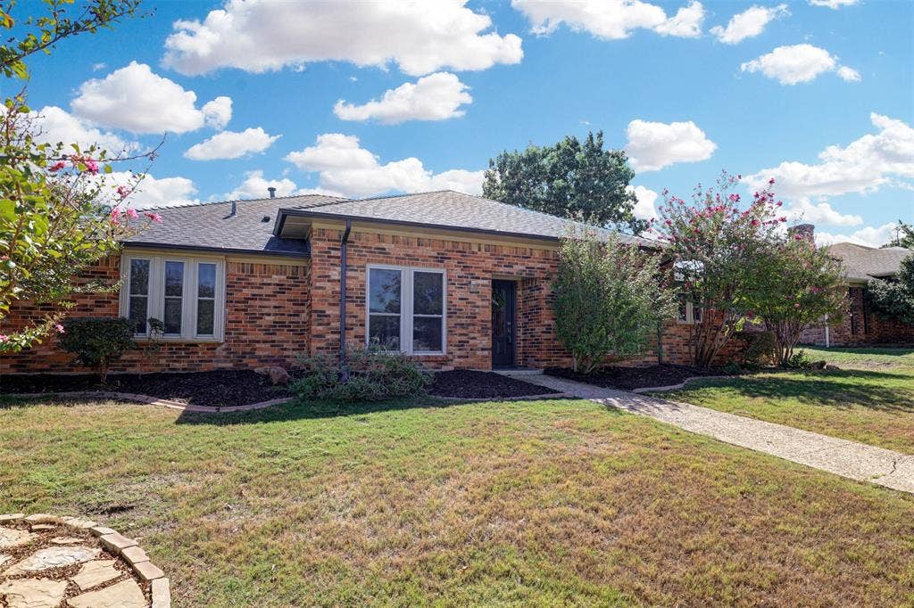 1910 Middle Glen Drive, Carrollton, TX 75007 1910 Middle Glen Drive, Carrollton, TX 75007