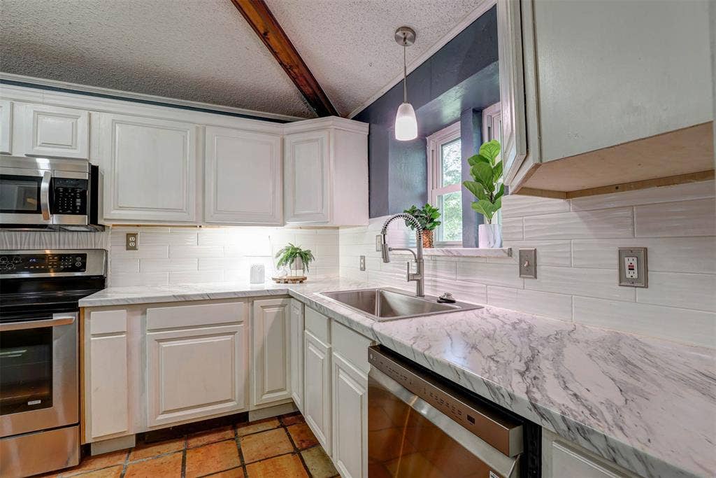 1910 Middle Glen Drive, Carrollton, TX 75007 1910 Middle Glen Drive, Carrollton, TX 75007