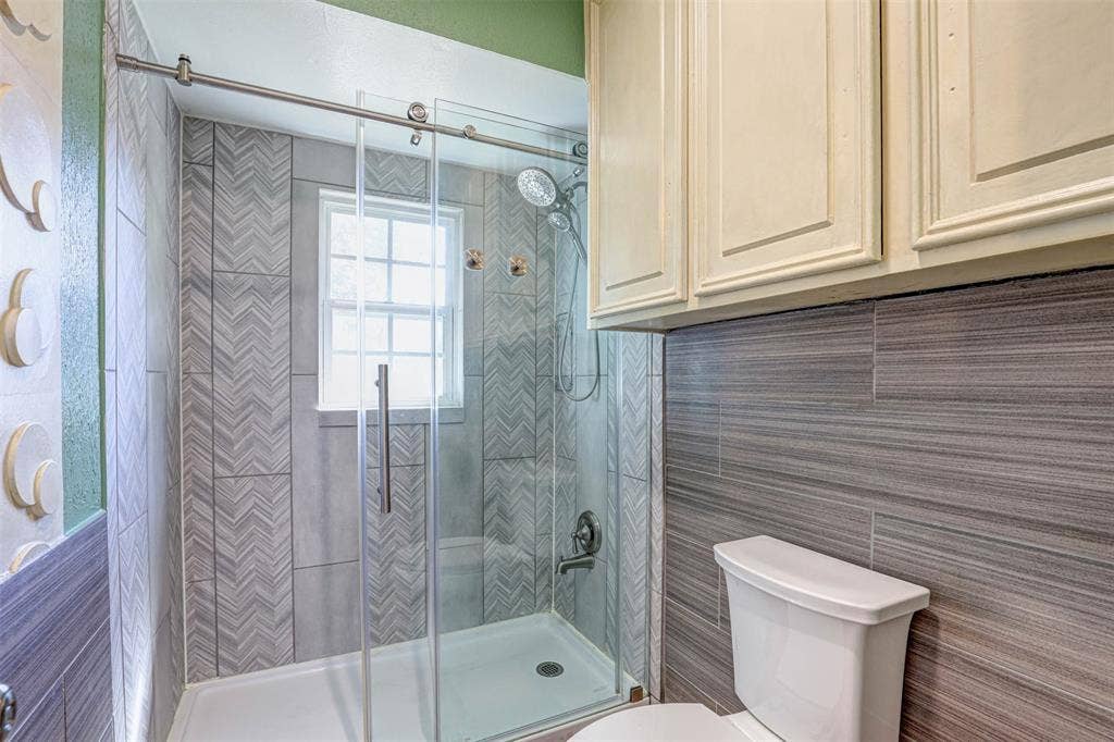 1910 Middle Glen Drive, Carrollton, TX 75007 1910 Middle Glen Drive, Carrollton, TX 75007