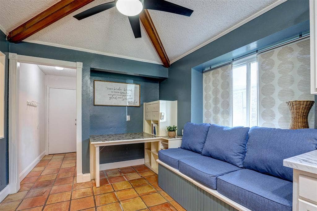 1910 Middle Glen Drive, Carrollton, TX 75007 1910 Middle Glen Drive, Carrollton, TX 75007