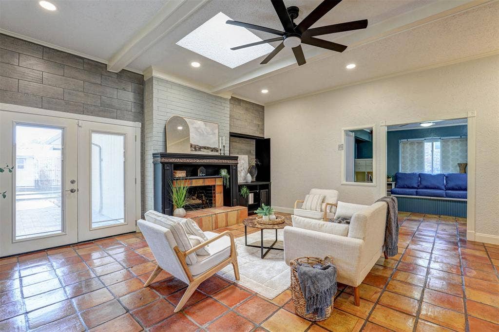 1910 Middle Glen Drive, Carrollton, TX 75007 1910 Middle Glen Drive, Carrollton, TX 75007