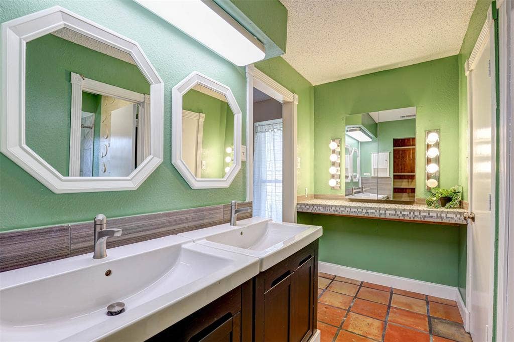 1910 Middle Glen Drive, Carrollton, TX 75007 1910 Middle Glen Drive, Carrollton, TX 75007