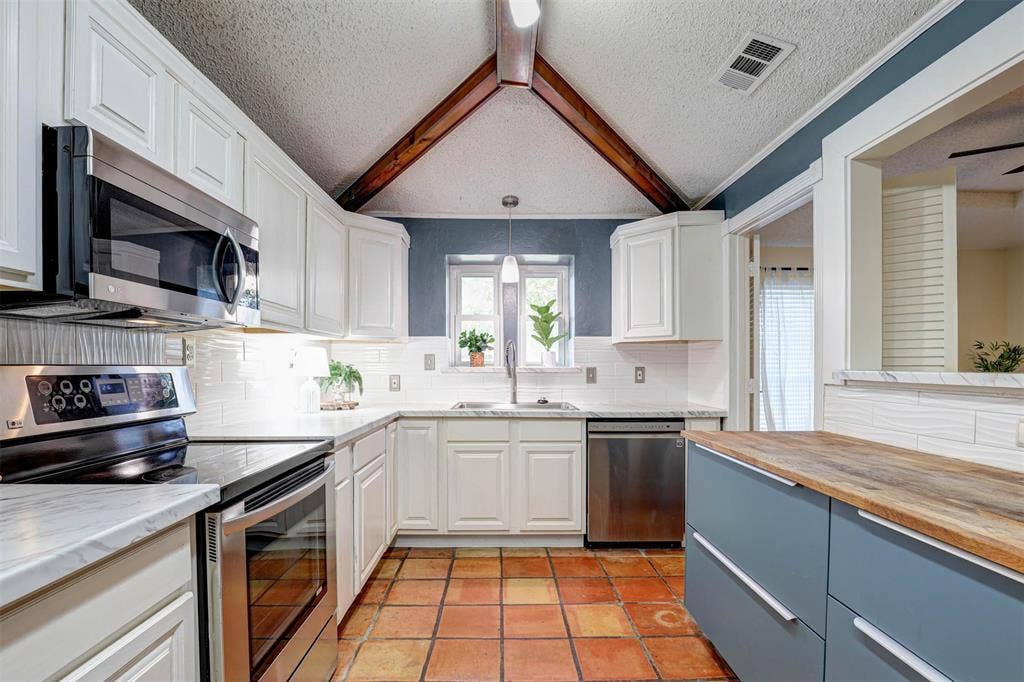 1910 Middle Glen Drive, Carrollton, TX 75007 1910 Middle Glen Drive, Carrollton, TX 75007